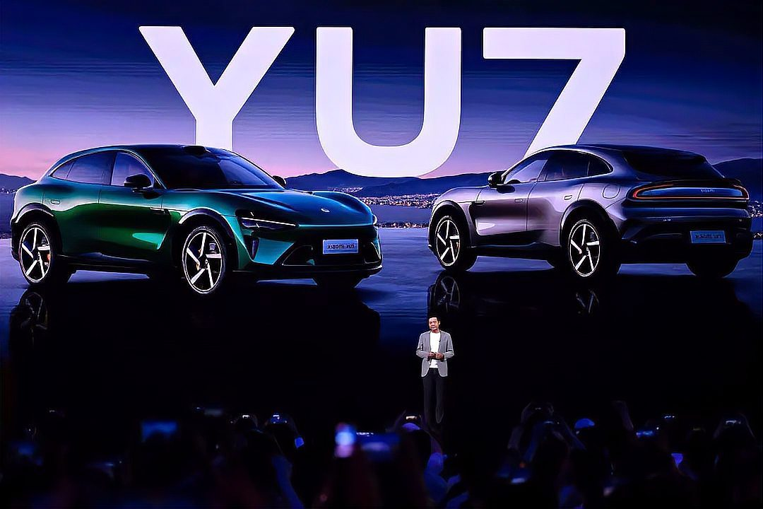 新款YUZ电动汽车发布会现场展示两款新车型