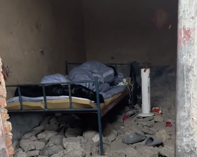 安徽一姐姐晒弟弟卧室,房屋破碎仅剩床,网友:叙利亚风格装修