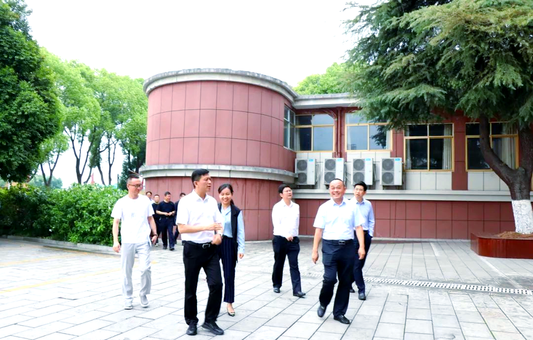 高考护航行动:市领导检查枝江二中准备情况