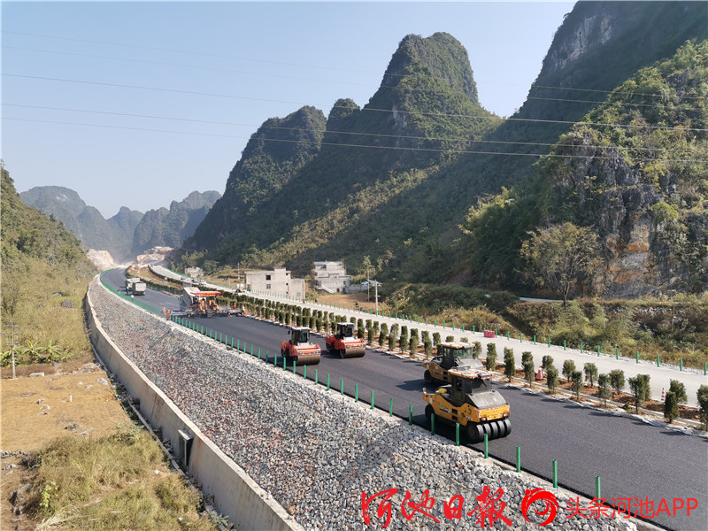 5334米!都巴高速发瑞隧道双幅贯通 广西第一长