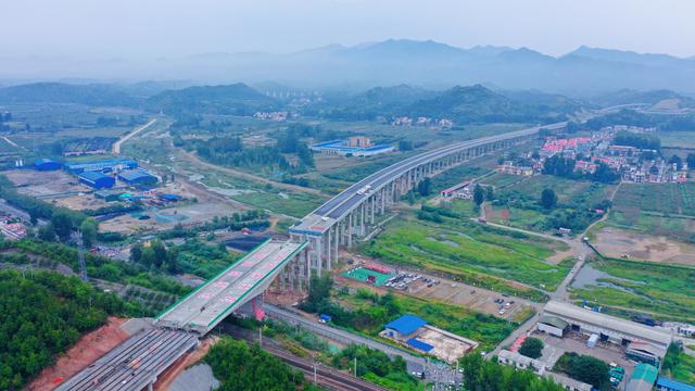 西淅高速跨宁西铁路立交桥完成转体