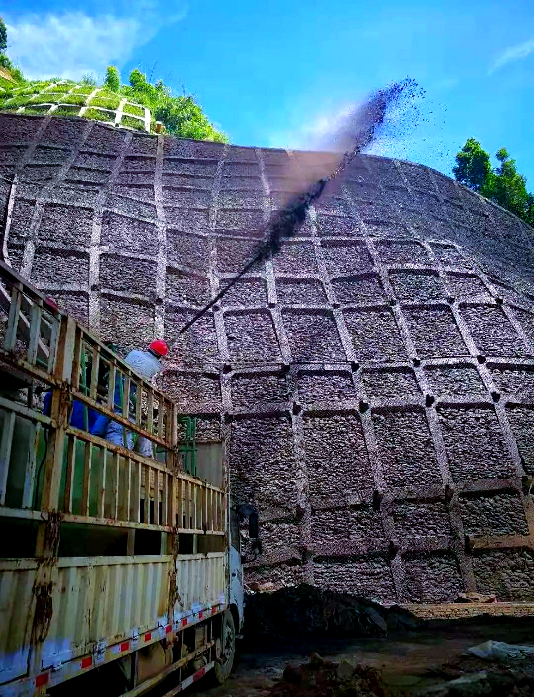 植生袋与植被砼在岩石边坡绿化中的创新应用与优势