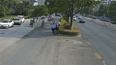 小哥送外卖遇到抓捕现场 上演神之一挡截住嫌疑人 成功拦截19.5万