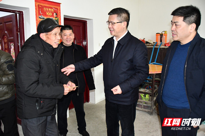 杨韶辉看望慰问困难群众