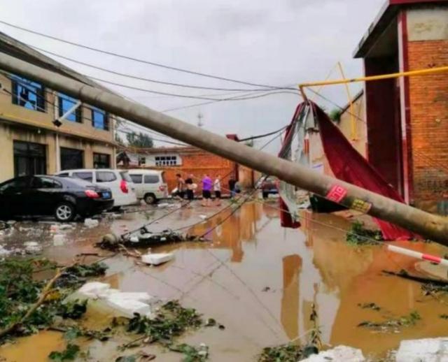 保定市清苑区东闾村遭遇龙卷风致2人死亡,供电公司全力抢修受损线路