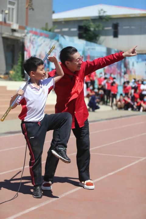 六小龄童空降北京二十一世纪校园 与孩子们提前庆六一