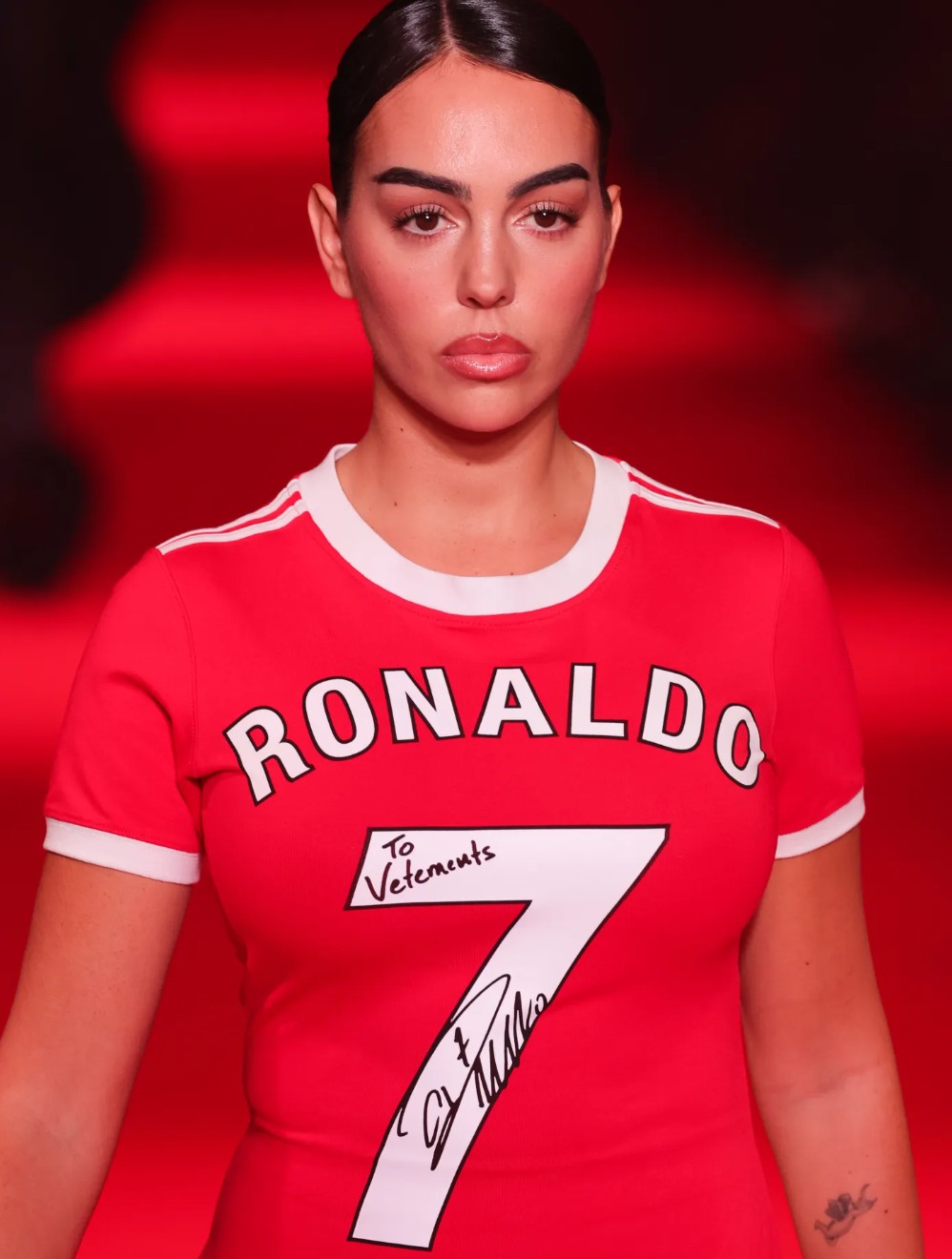 好看吗?乔治娜身穿融合c罗曼联7号球衣的礼服亮相巴黎时装周