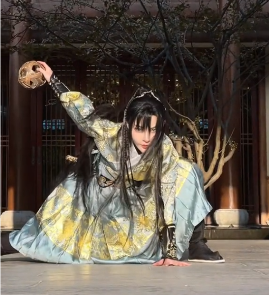 央视官方转发:古代女子蹴鞠有多飒?看完表示:汉服与蹴鞠太适配