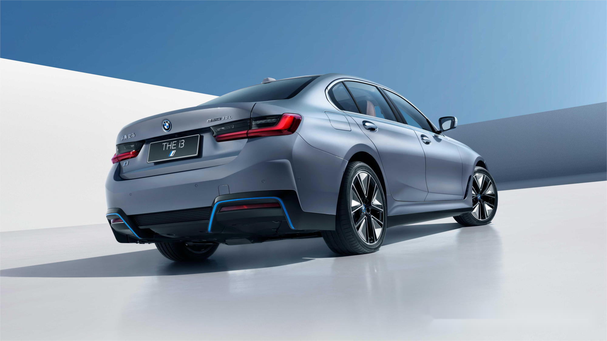 3系的运动基因与bmw i品牌的创新理念,彰显了宝马集团在丰富电动产品