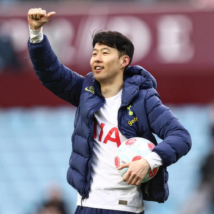 孙兴慜:照相庆祝是想留住美好回忆 我喜欢热刺 所以就喜欢笑