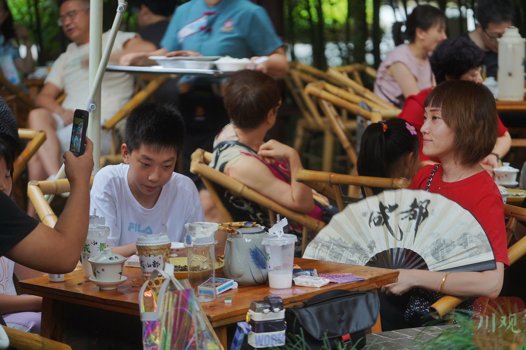 c视频︱深谙成都生活 外地客在百年鹤鸣茶社感受惬意生活