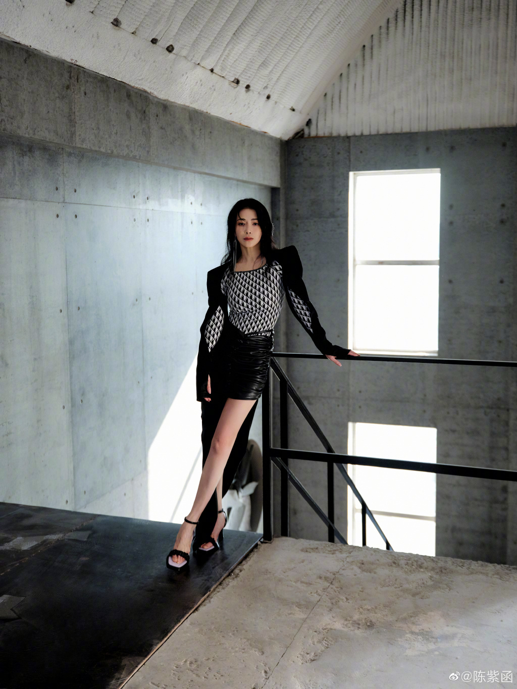 陈紫函晒秋日碎片写真 优雅大方时尚表现力爆棚