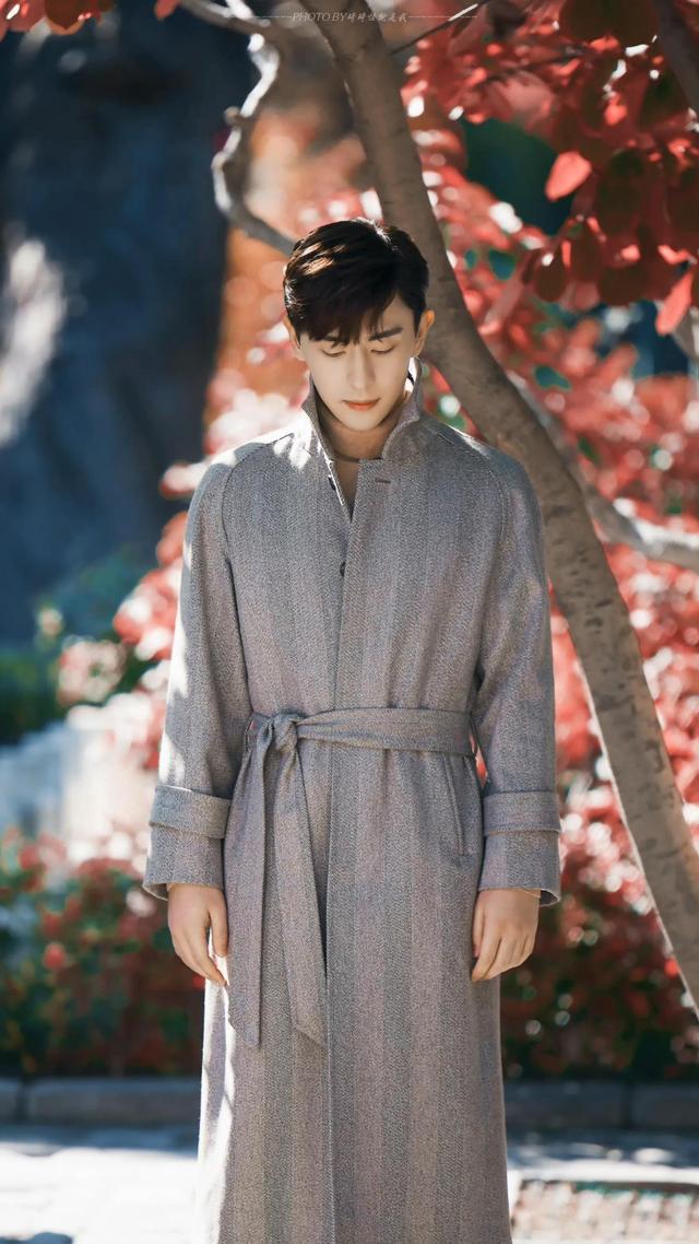 男士应该怎么搭?邓伦演绎大衣时尚,素雅时尚显贵气
