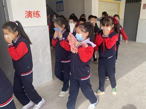 赣州瑞金市八一小学举行消防安全疏散演练