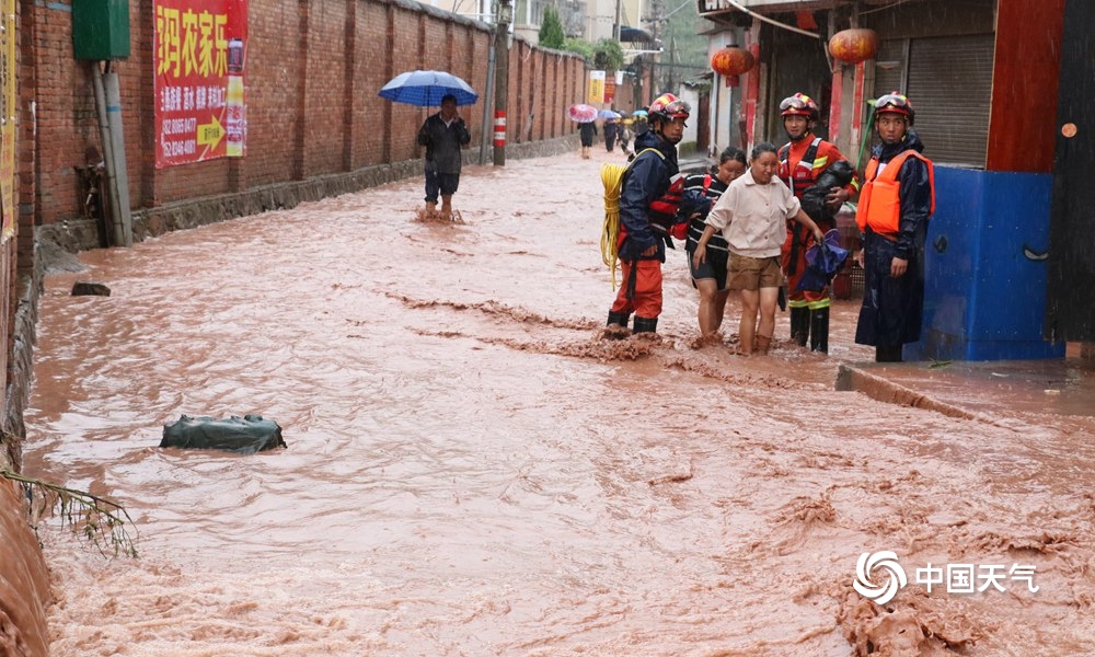 四川喜德县遭强降雨侵袭 光明镇道路积水严重