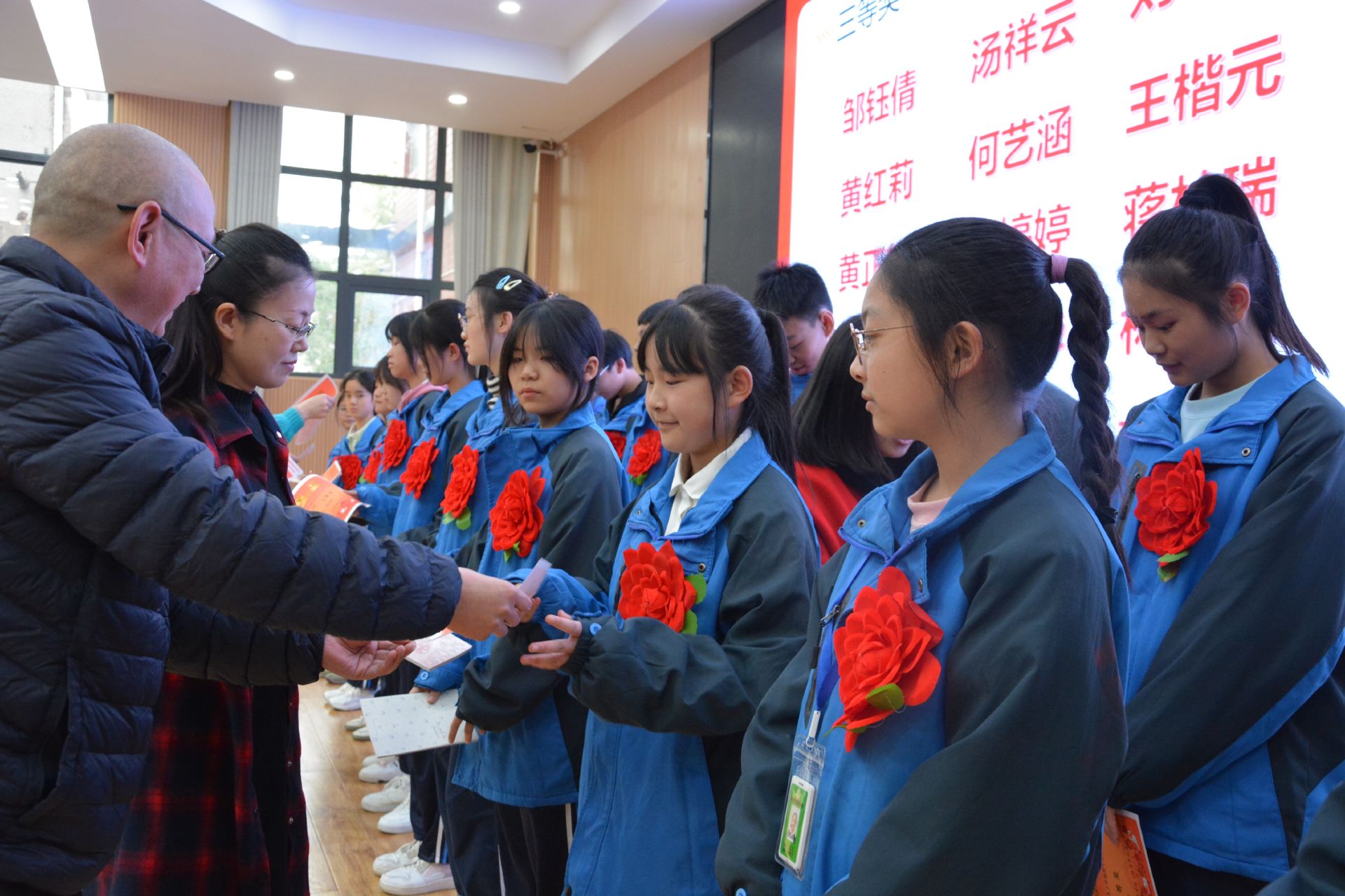 不忘初心 逐梦前行 自贡市外国语学校召开初三年级学生表彰大会暨迎战