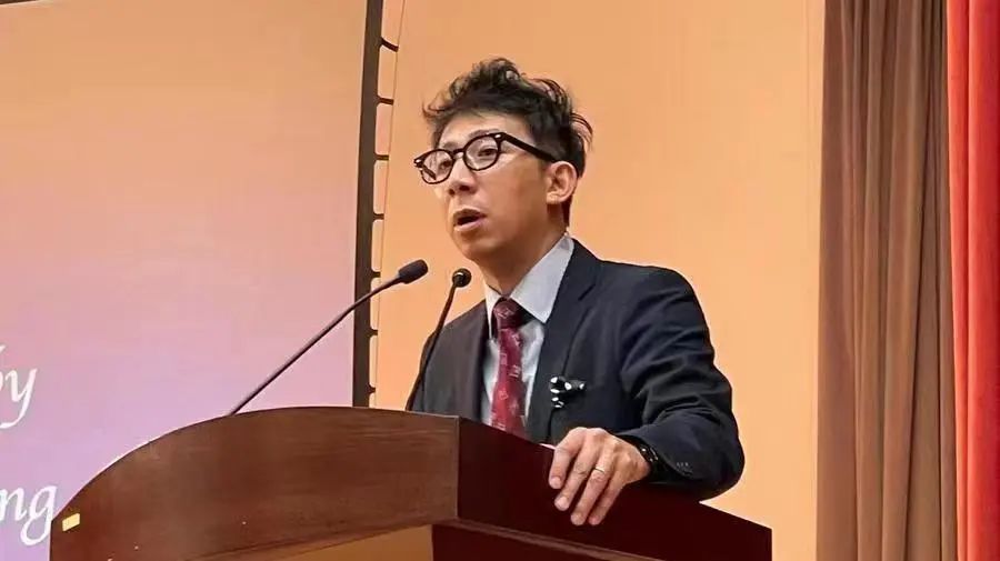 院长梁海明在香港宁波第二中学2022