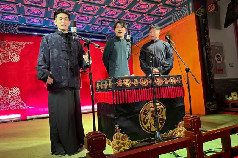 烧饼,何九华空降三里屯,带着师弟演《扒马褂》,饼哥是真会来事