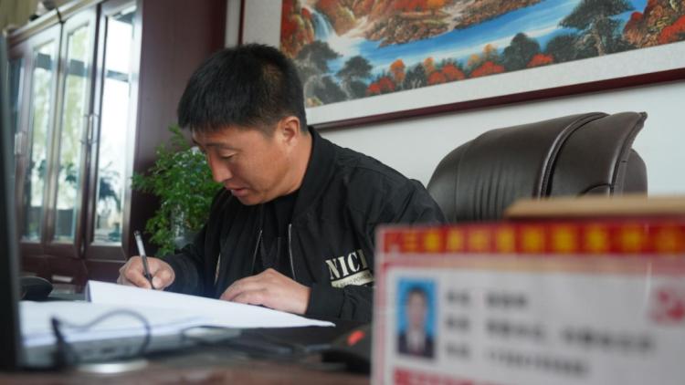 孙艳军:打通村民"致富路"