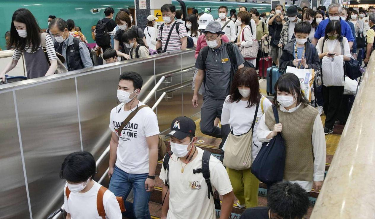 海外疫情早报:日本冲绳发生史上最大规模集体感染,美国病例呈年轻化