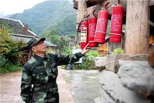 刘显全检查消防设施.(资料图片)