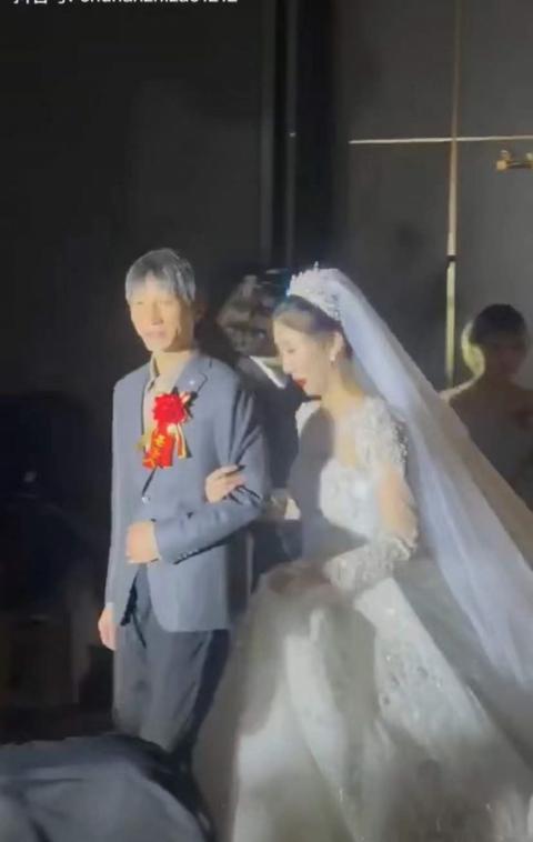 万晓利嫁女现场曝光!新郎是春日玫瑰的主唱李雨蒙 老狼献跳华尔兹