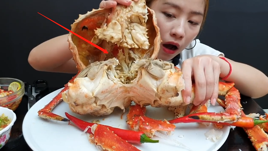 大胃王吃30斤"帝王蟹",掰开一看画风突变,网友:吃不起还装?