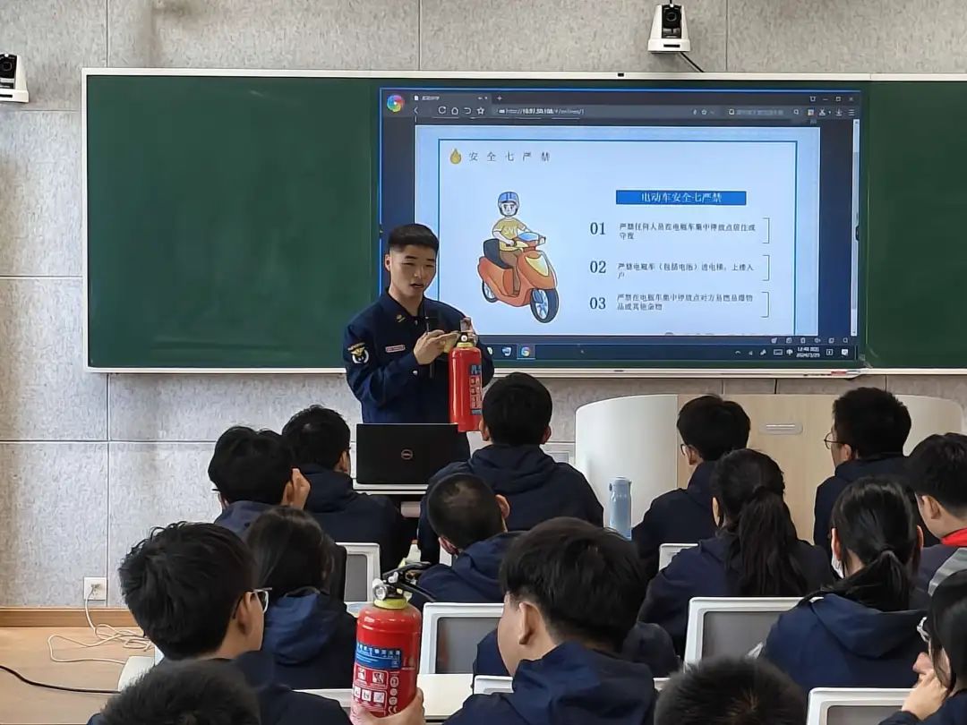 互动感满满,萌娃们与消防员面对面