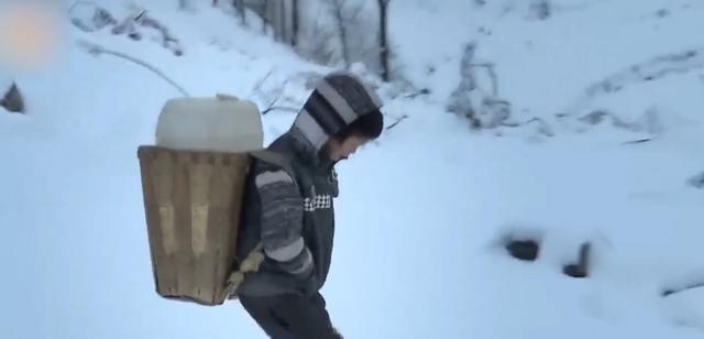 《变形记》梁训:一人一猪留守6年,吃过最好的是豆腐