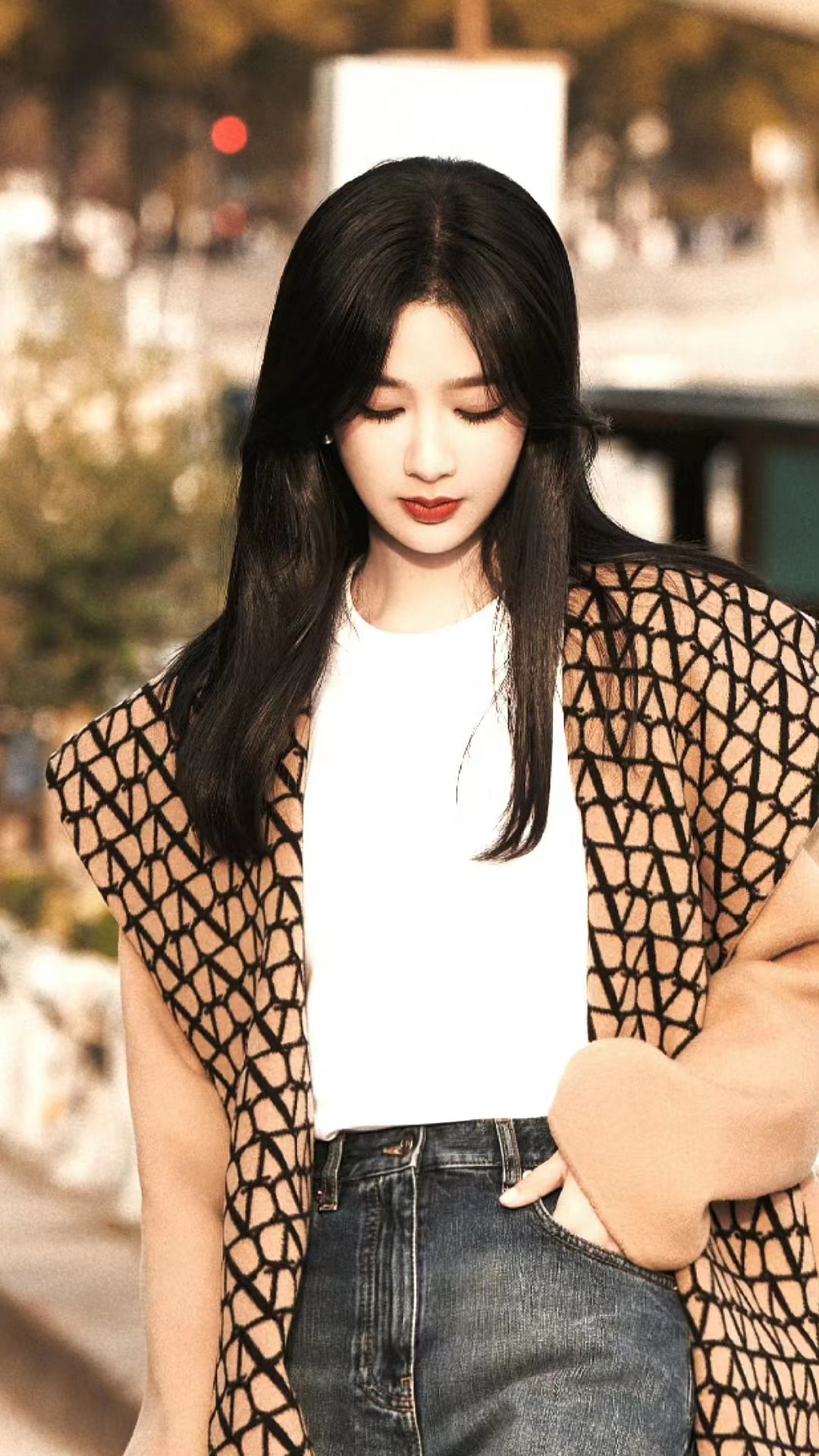 杨紫巴黎时装周鲨疯了