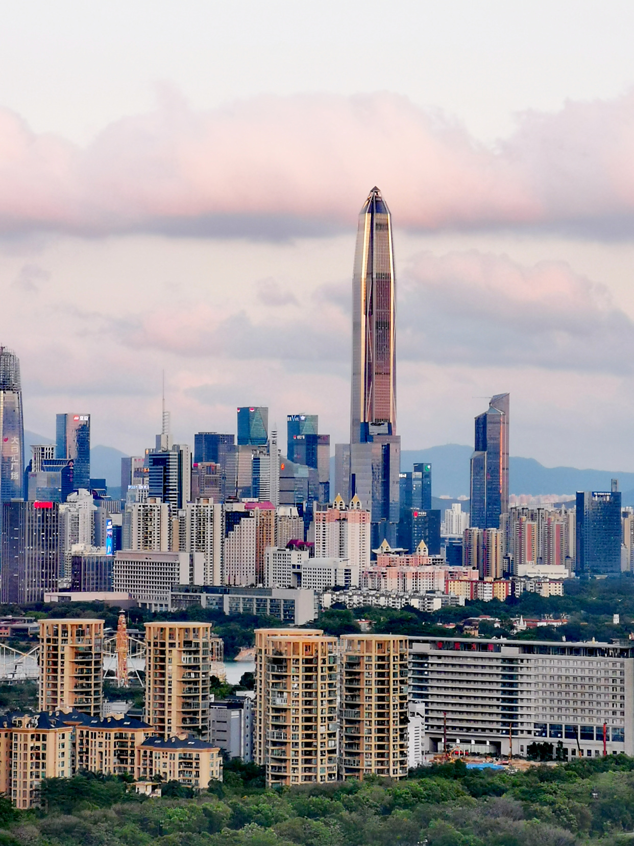 实拍深圳第一栋20层高楼,现在它已经被摩天高楼淹没了!