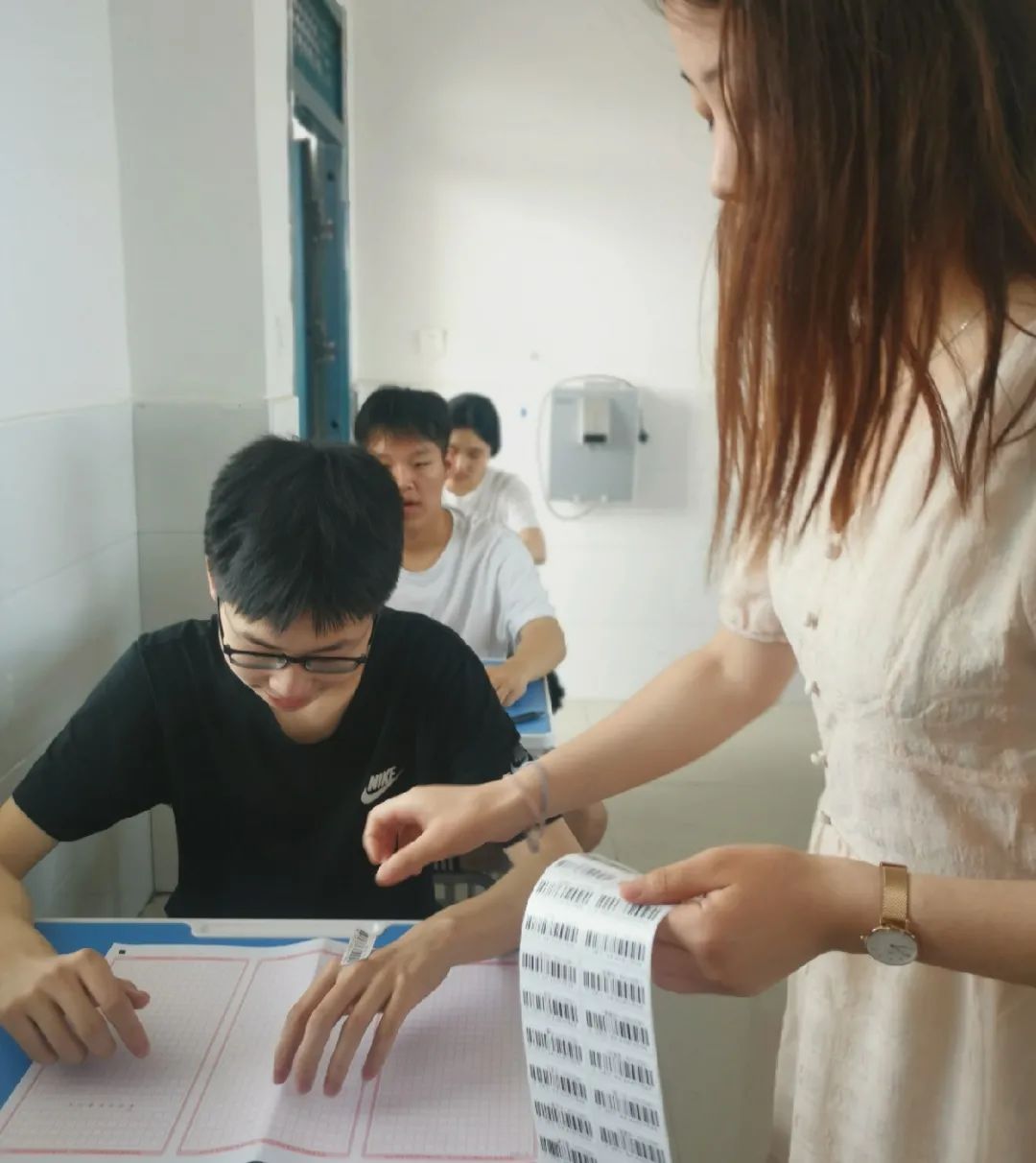 同学们沉着冷静 老师们认真负责