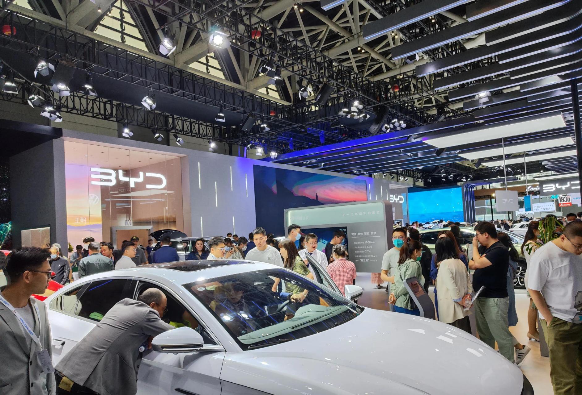 西安浐灞车展,比亚迪展台最大,看起来大气上档次.