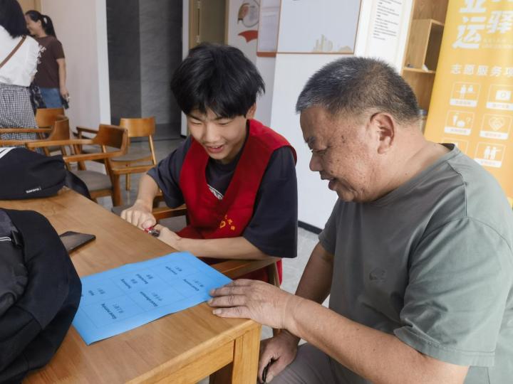 杭州一群學生教爺爺奶奶學英語,老人們一開始有些膽怯,最後勇敢讀出聲