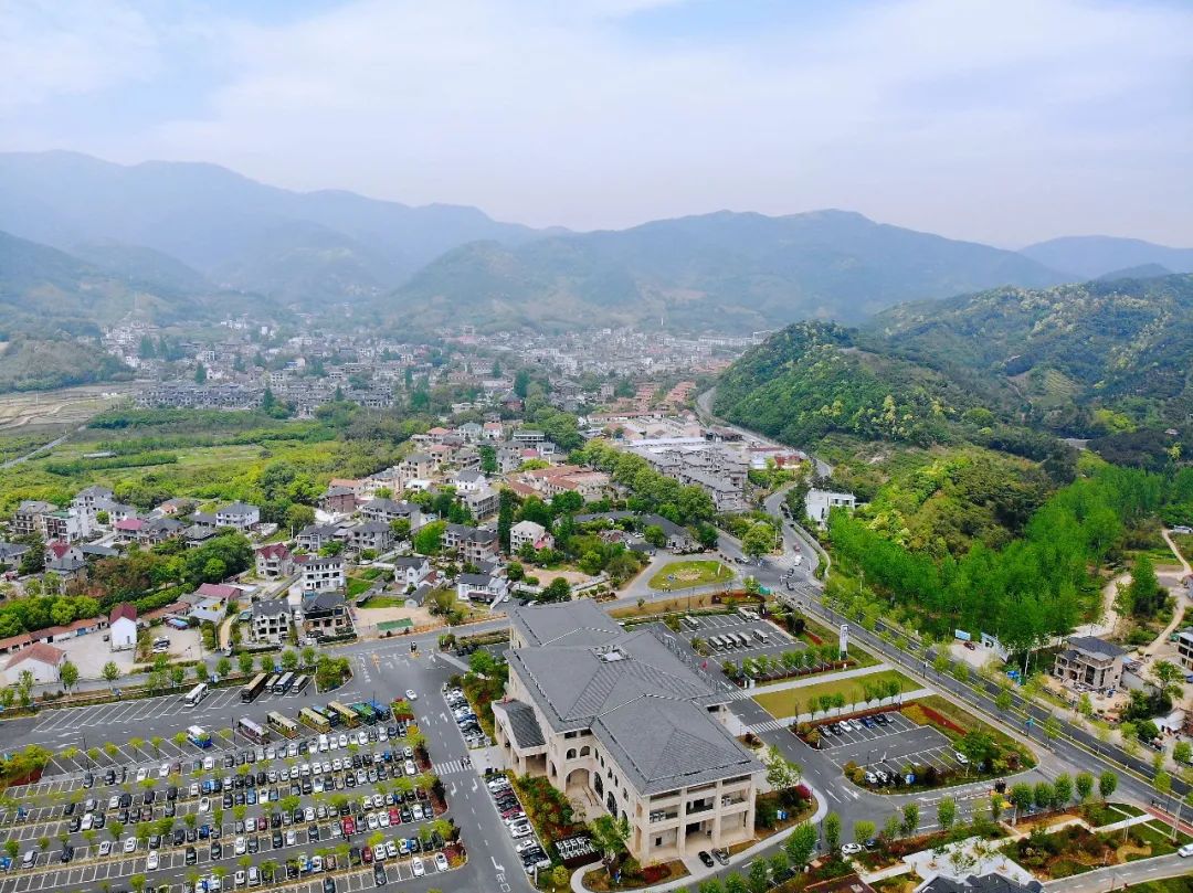 可在高铁站客运中心乘坐y1旅游专线,到达莫干山旅游集散(换乘)中心