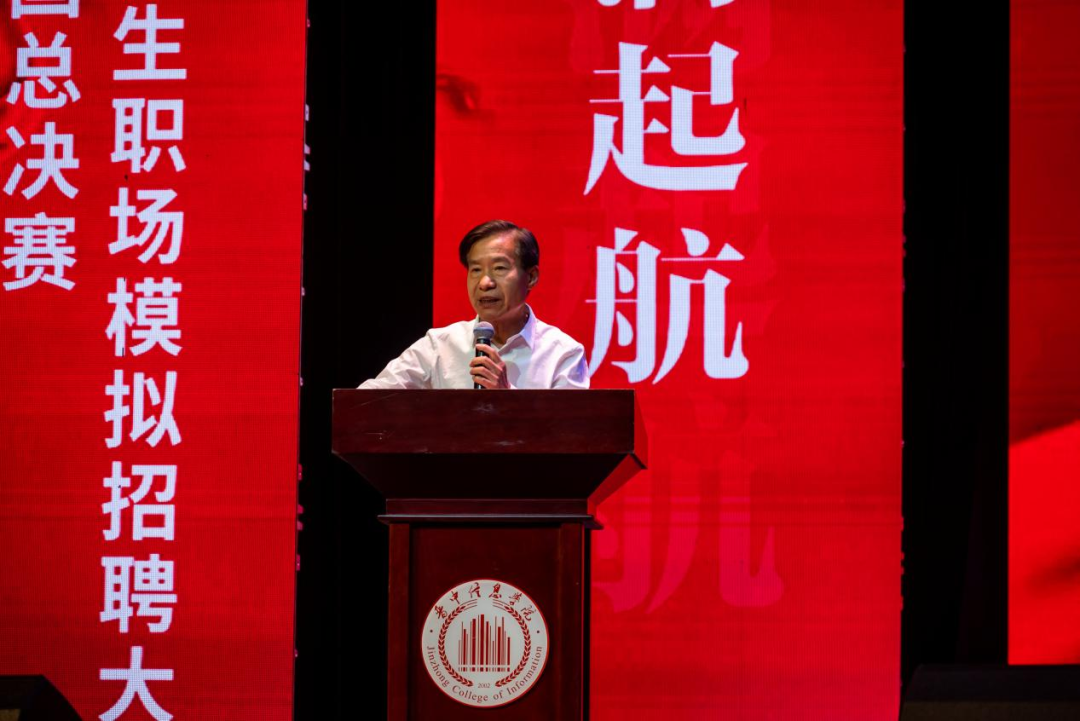 意向,现场随机抽取与求职意向相关的职业技能测试题进行作答,评委老师