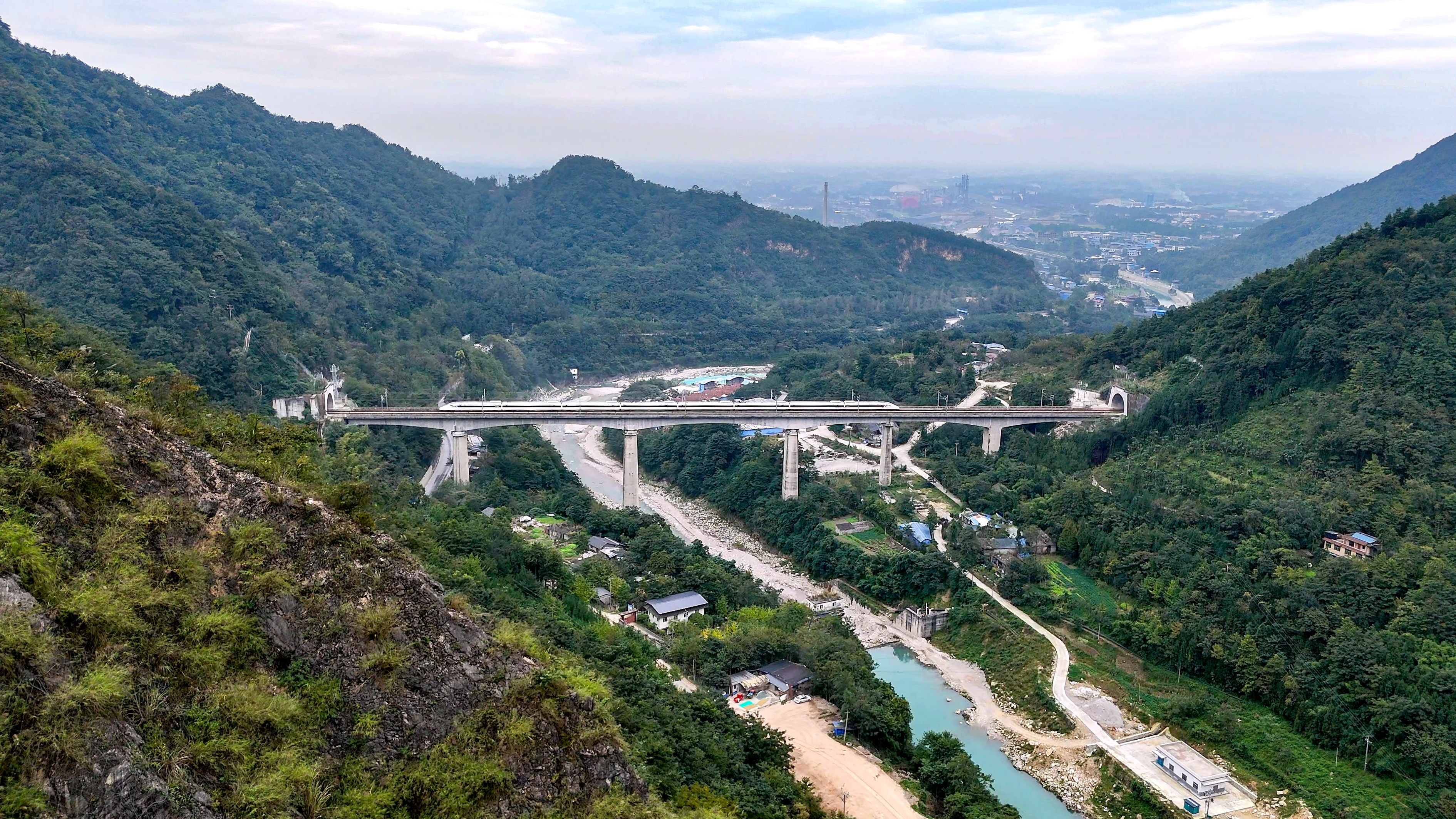 川青铁路青白江东至镇江关段11月28日开通运营