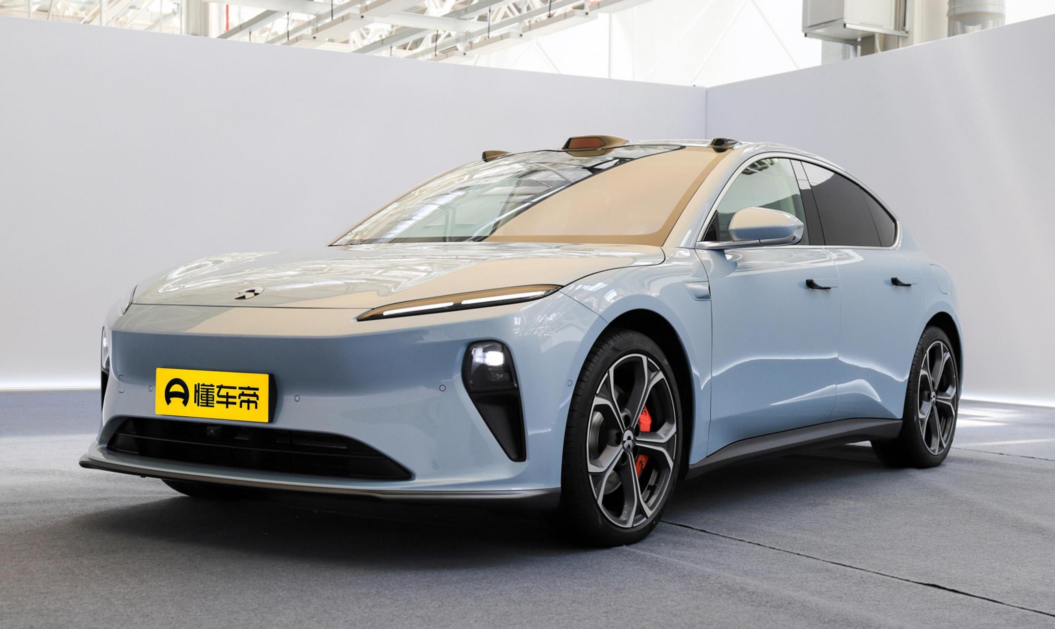 近日海外媒体拍摄到的一组奥迪新车型的谍照表明了全新奥迪a4的外观