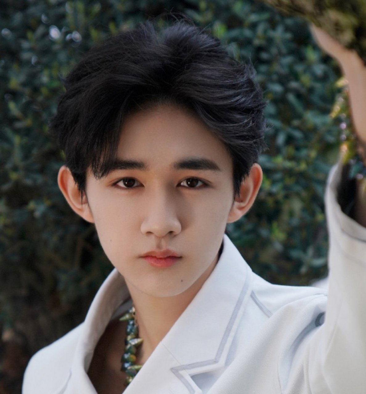 相比儿童时期的纯真,现在的荣梓衫的面部多了一些