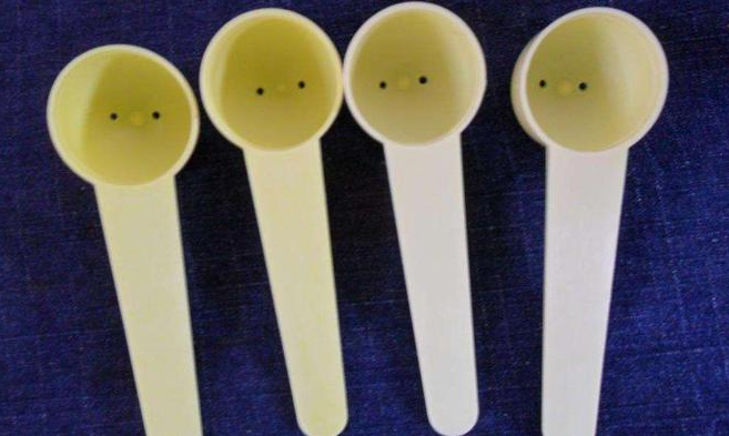 奶粉勺子底部为什么会有个小洞呢?其实大有用处