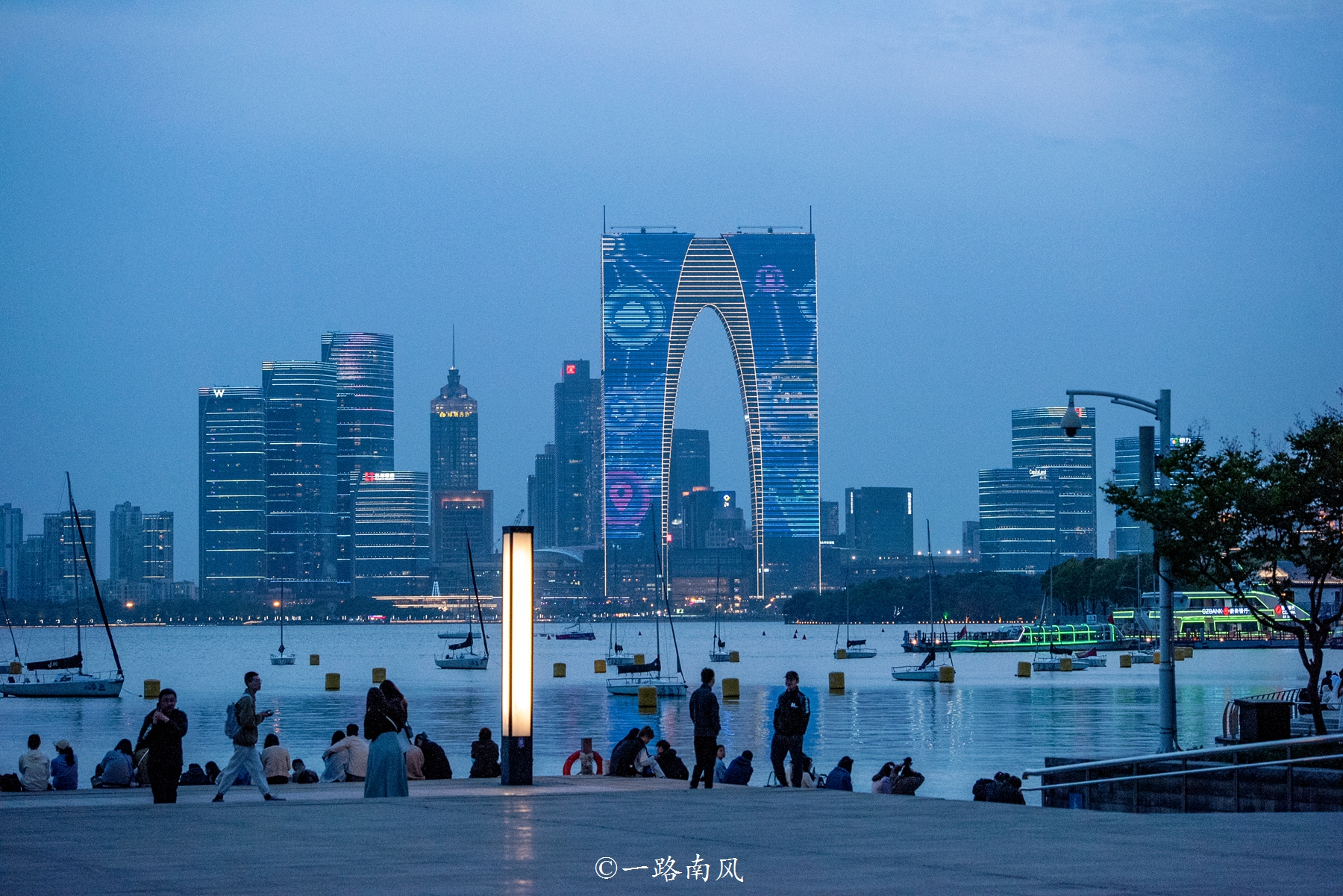 苏州大裤衩夜景照片图片