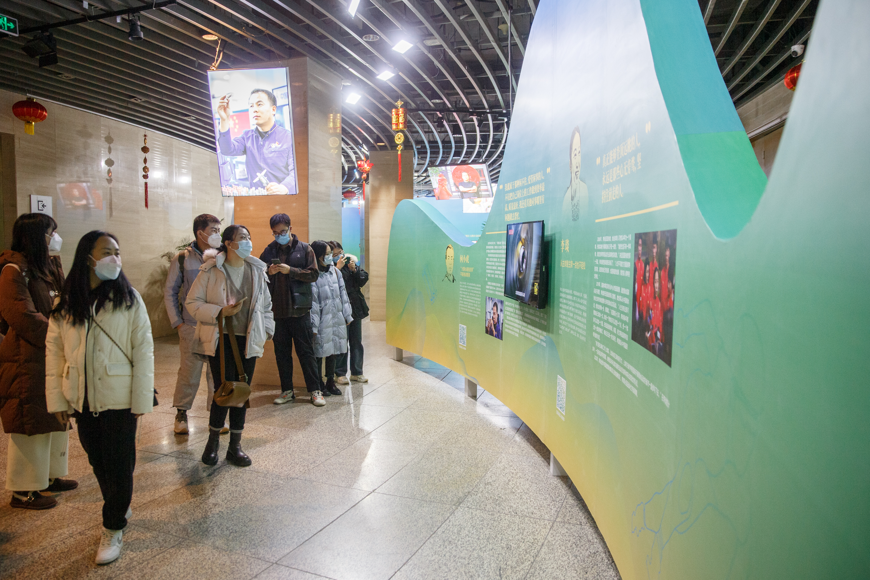 63组人物奋斗故事亮相"十年磨一剑——大国匠心人物影像展"