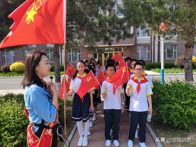 白城医高专学子携手明仁小学少先队员开展党团共建红色寻迹活动