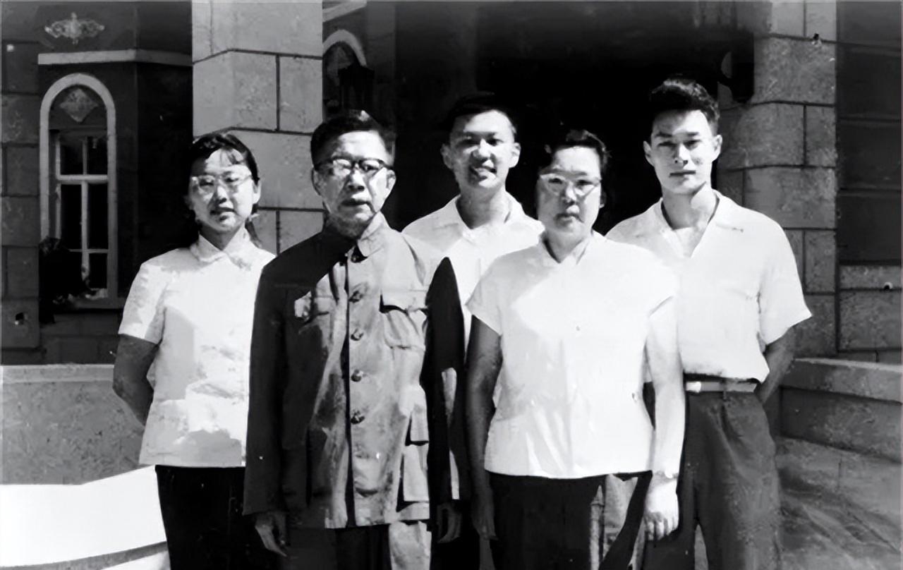 政坛风云:从副总理到开除党籍再到名誉恢复