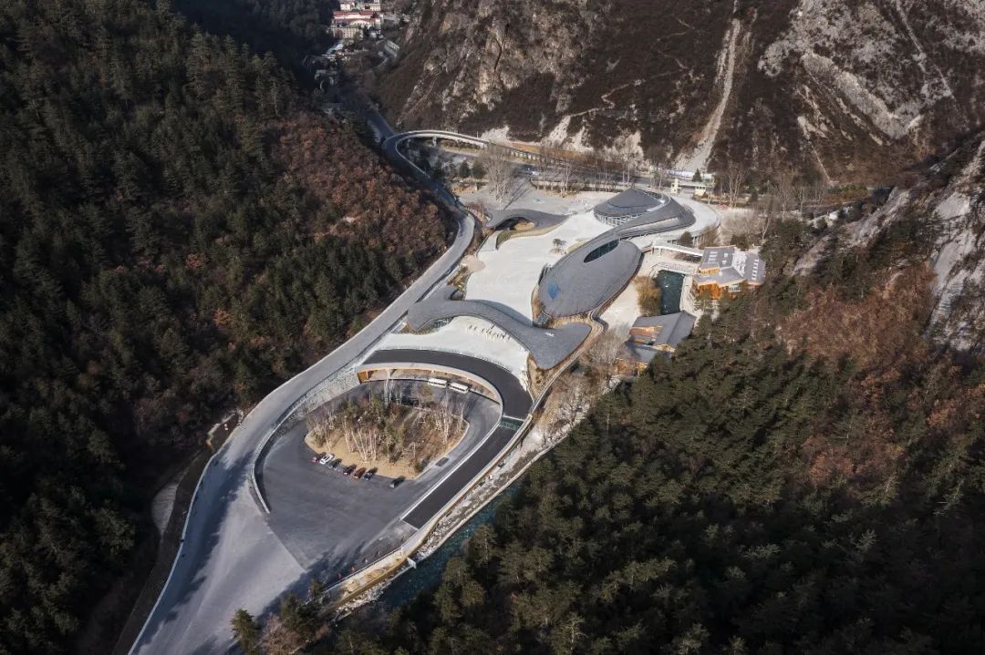 国内最大跨度的互承式胶合木结构——九寨沟沟口游客服务中心