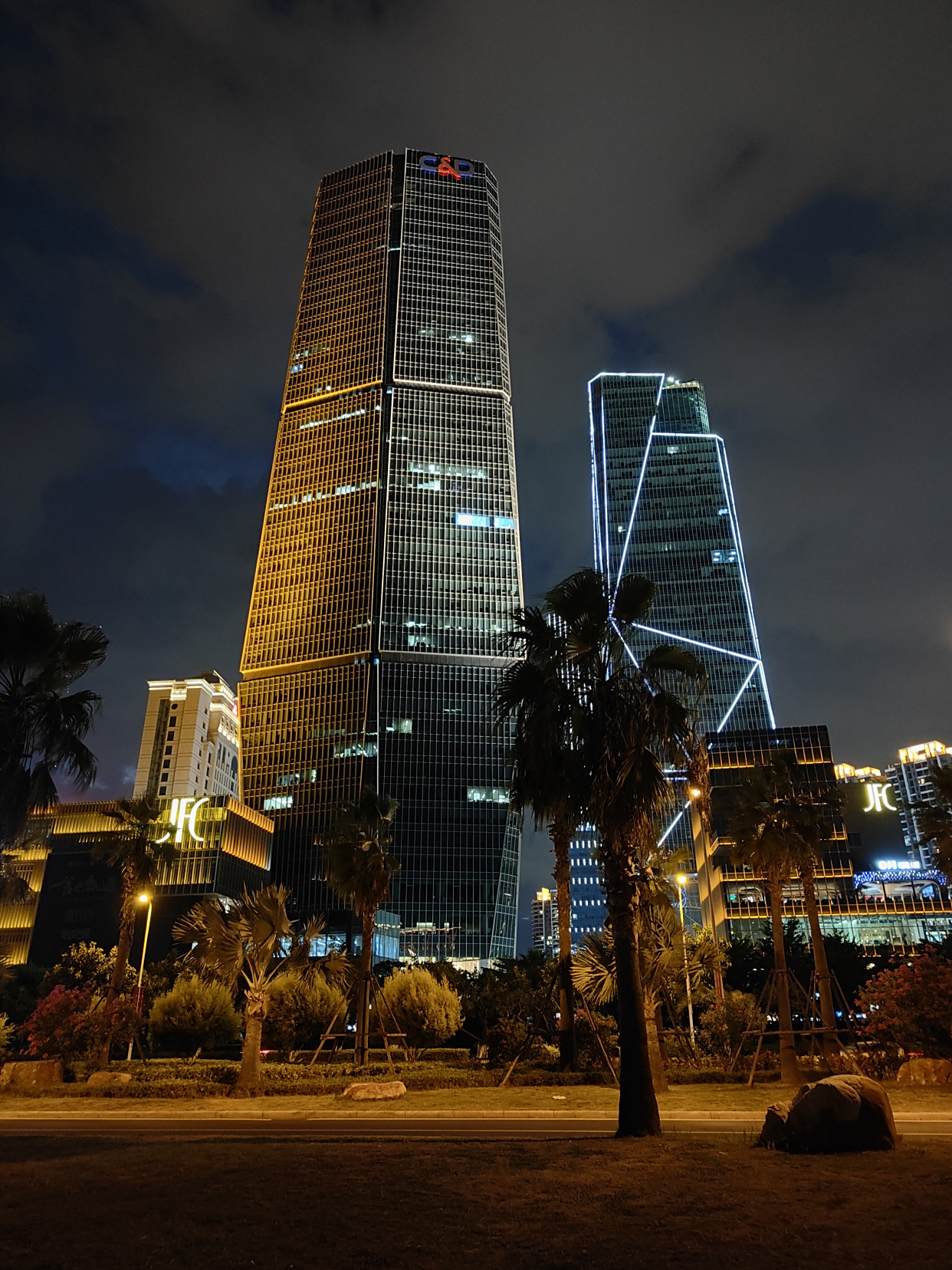 夜晚的厦门会展中心和观音山沙滩风景