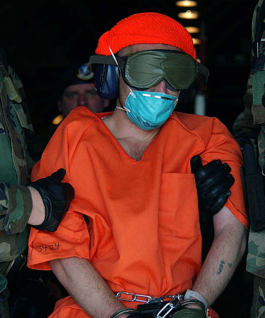 《纽约时报》曝光20年前五角大楼机密——关塔那摩监狱首批囚犯抵达时