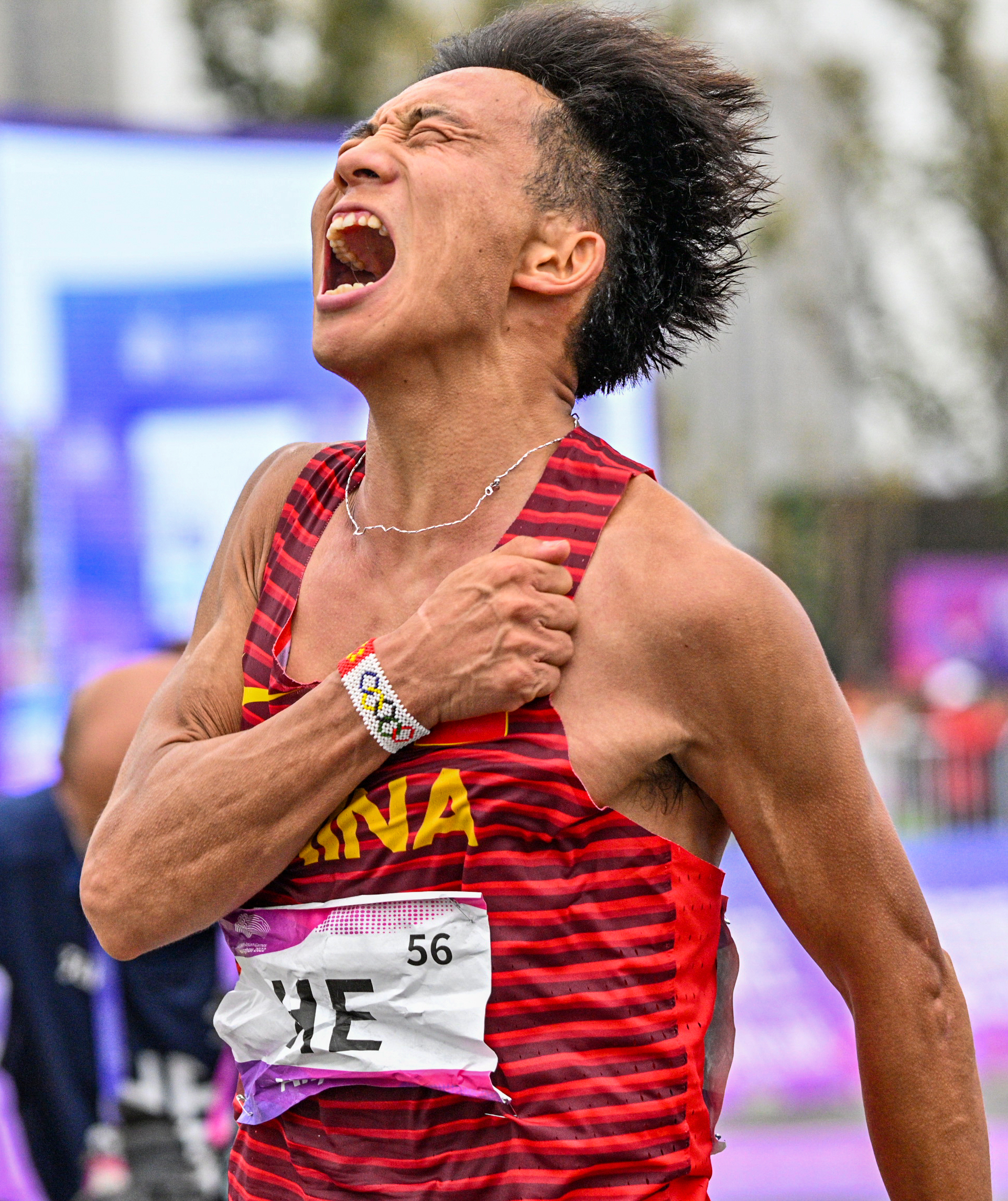 田径——何杰获得男子马拉松冠军(4)