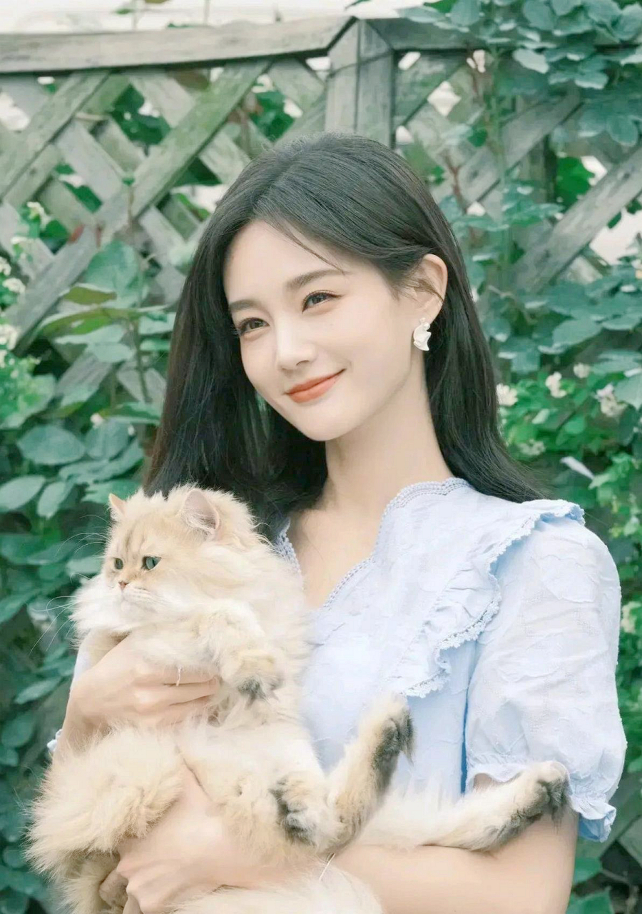 李一桐笑的时候眼睛好美 眼睛很有特点,很漂亮,像弯弯的月亮.