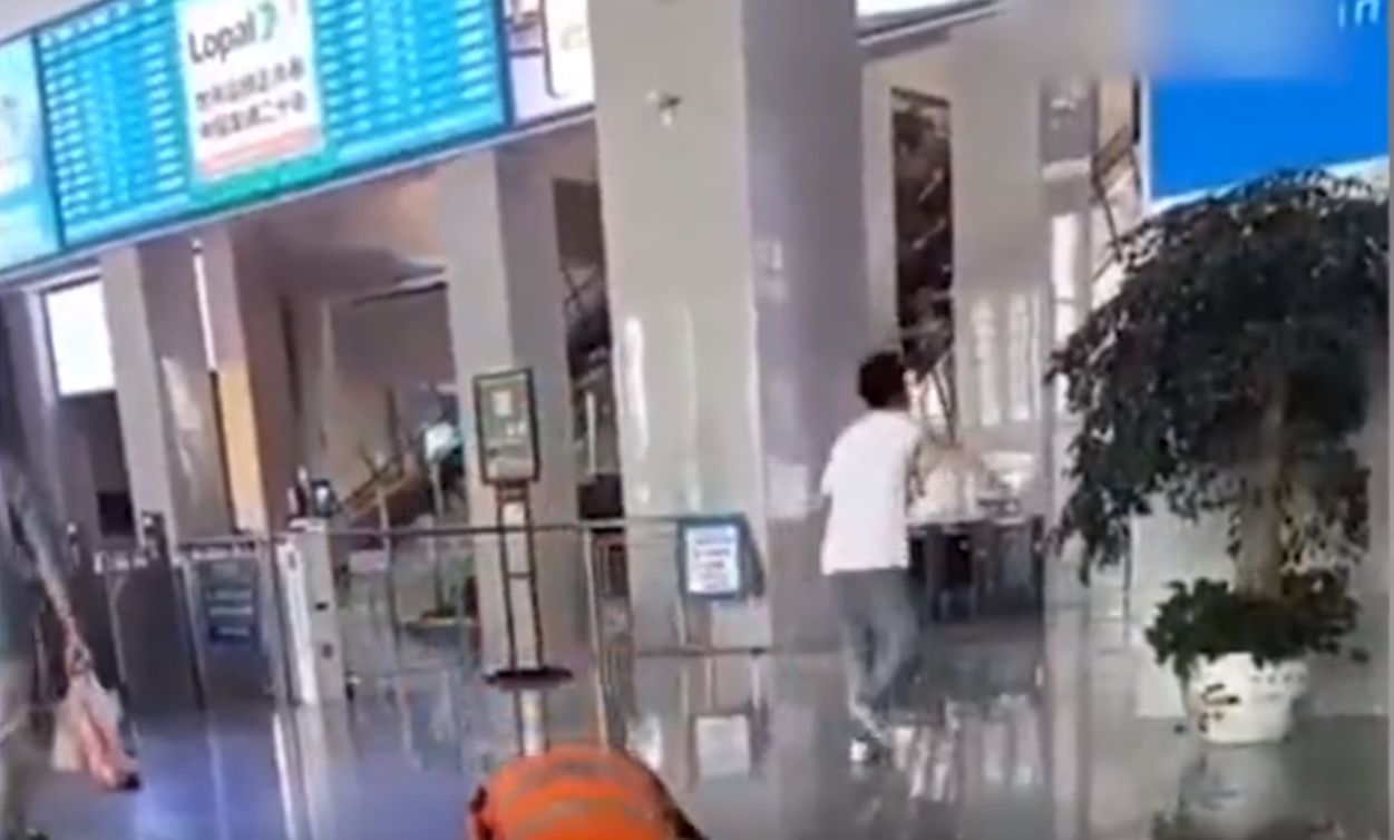 火车站清洁工意外弄脏乘客衣服事后和解